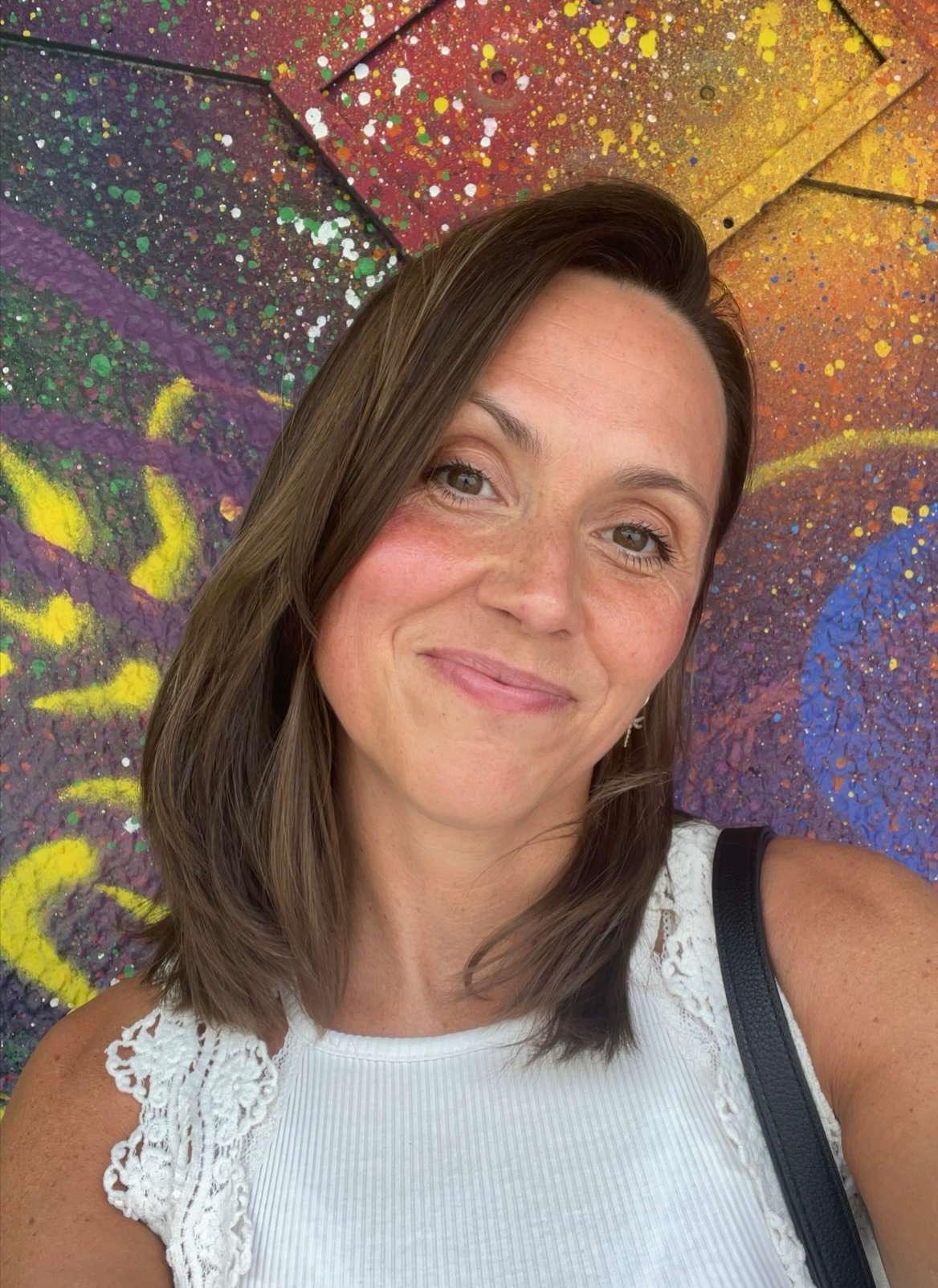 Sarah Lisa Arnesen. Privat.jpeg Mange miljø-budskap appellerer til skyld og dårlig samvittighet, men dette motiverer dårlig over tid. Stolthet derimot, motiverer veldig godt til miljøvennlige mote-valg, sier Sarah Lisa Arnesen som har skrevet doktoravhandling om bærekraftig mote.